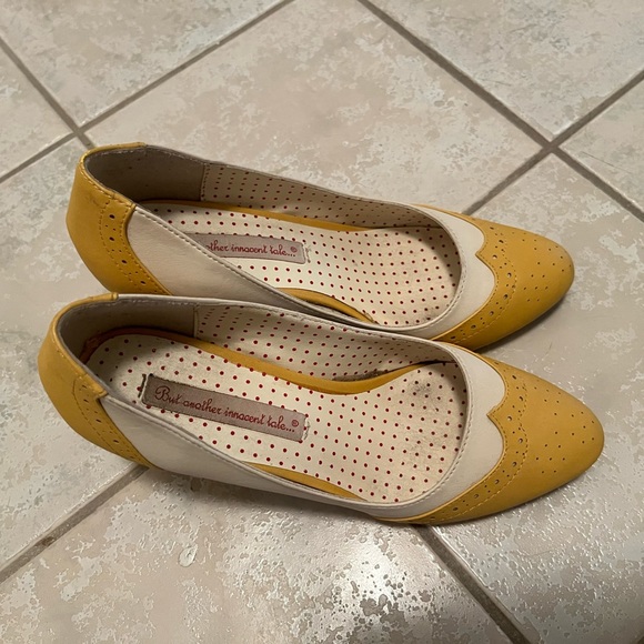 Yellow and white B.A.I.T. vegan leather vintage-inspired heels Size 6 - Picture 2 of 5